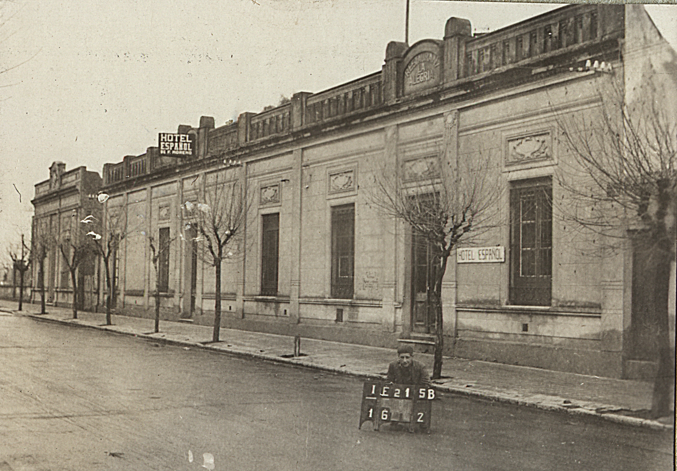1938. EL HOTEL ESPAÑOL, EN CALLE PUEYRREDON BARRIO ESTACION CARHUE