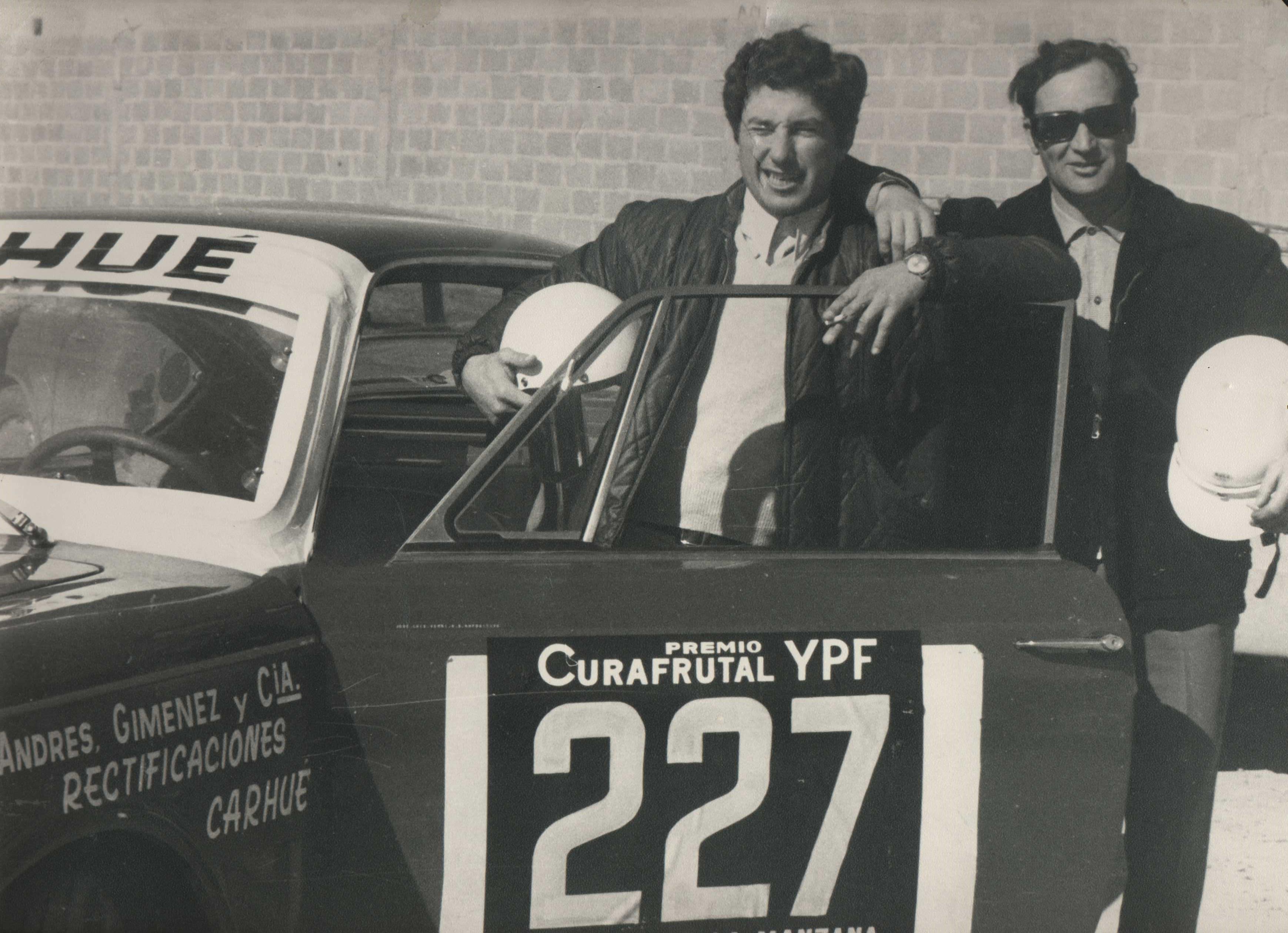 1971 Jose Verri Tito Robla en auto carrera-min