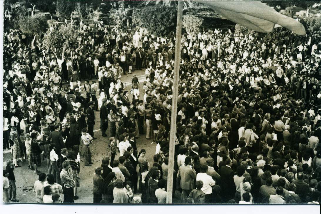 1978 Publico en Plaza, frente al monumento 1978 CENTENARIO ALSINA MONUMENTO LEVALLE