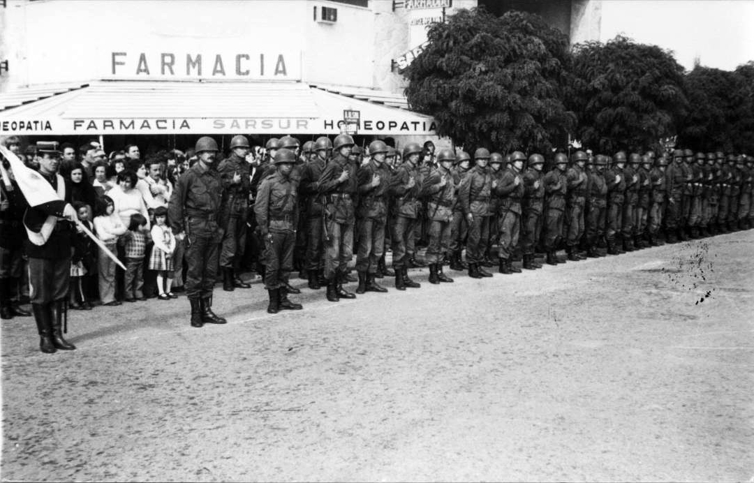 1978 Desfile en Bulevard Alsina, frente a su busto. 1978 CENTENARIO ALSINA MONUMENTO LEVALLE