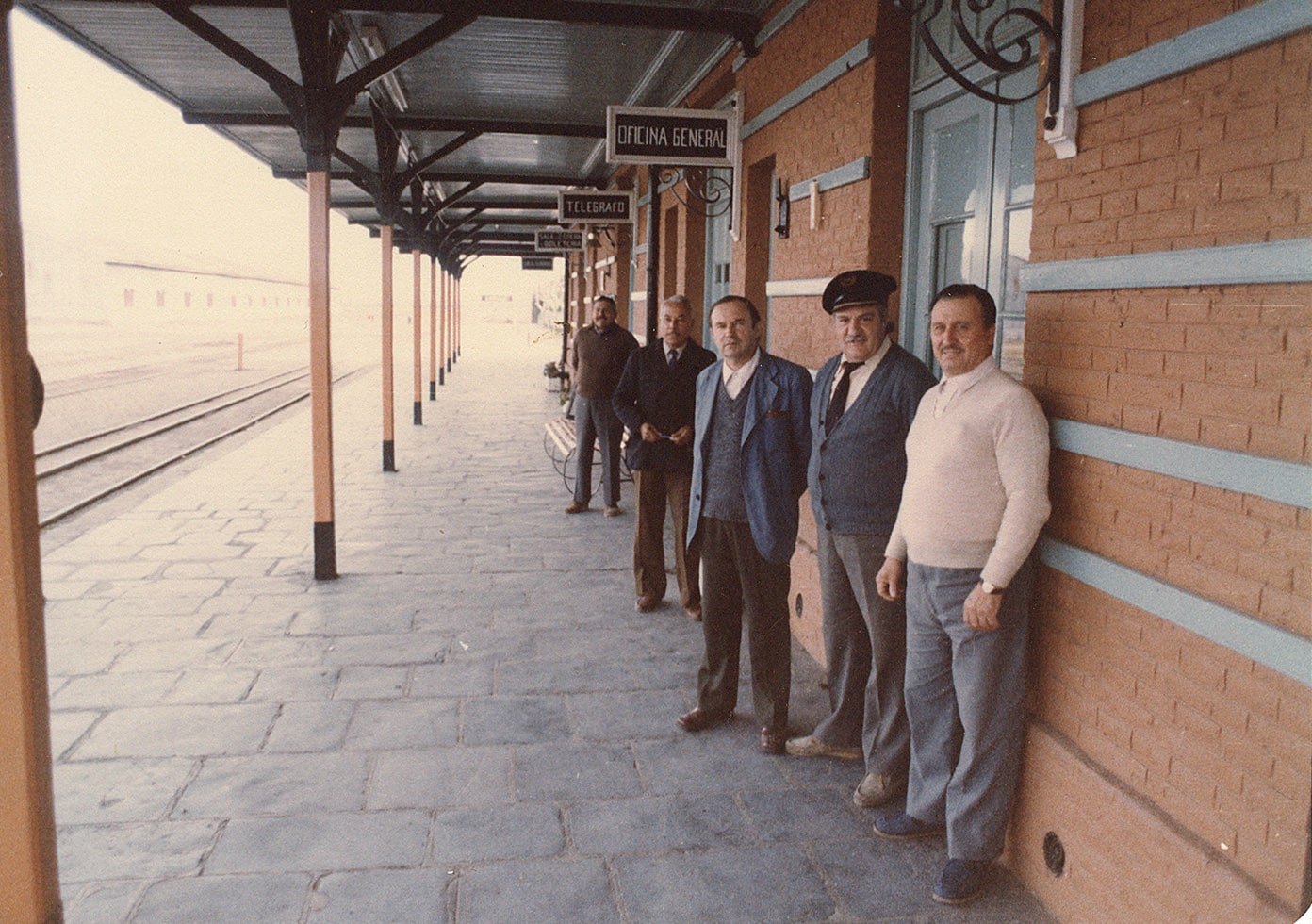 1986. Jefe y personal de la Estación Carhue BARRIO ESTACION CARHUE jefe y personal