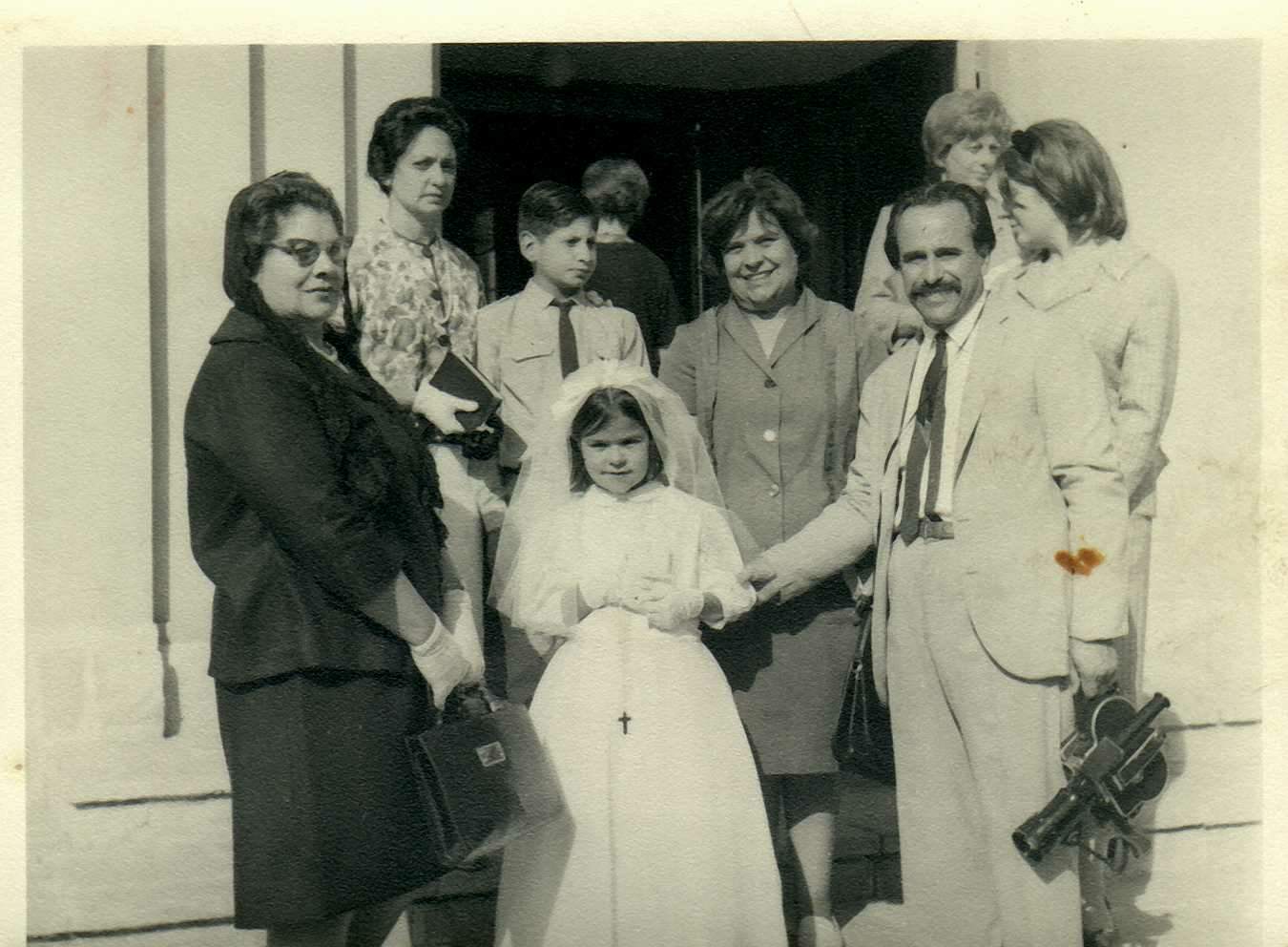 Comunión de su hija Corina. RODOLFO GOMEZ PICHON ESCULTOR ARTISTA CARHUE