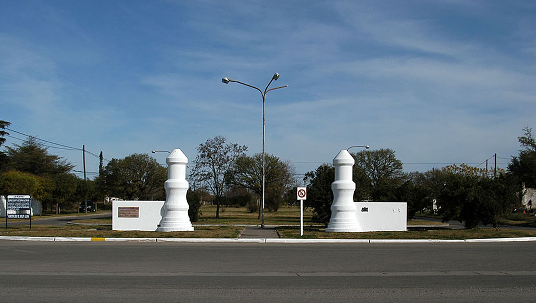 LAS PILASTRAS MONUMENTO CAMPAÑA DESIERDO