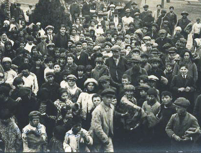 Cura José Raed distribuyendo ropa. ca 1930