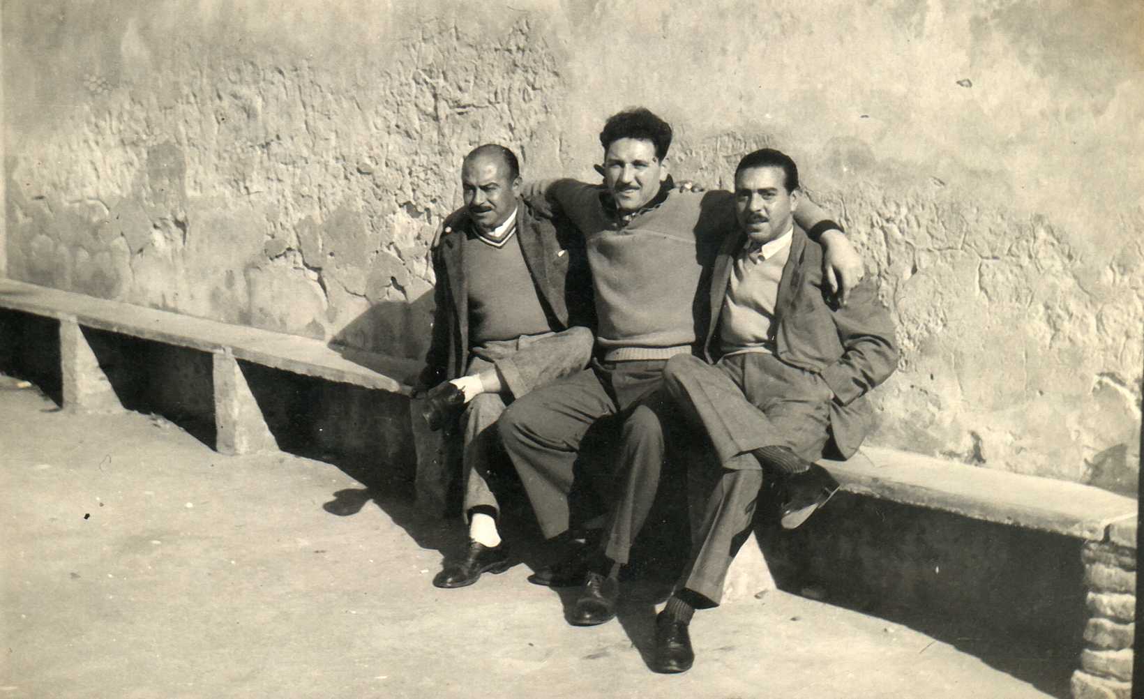 Amigos en el banco de la cancha del social Club social carhue paleta