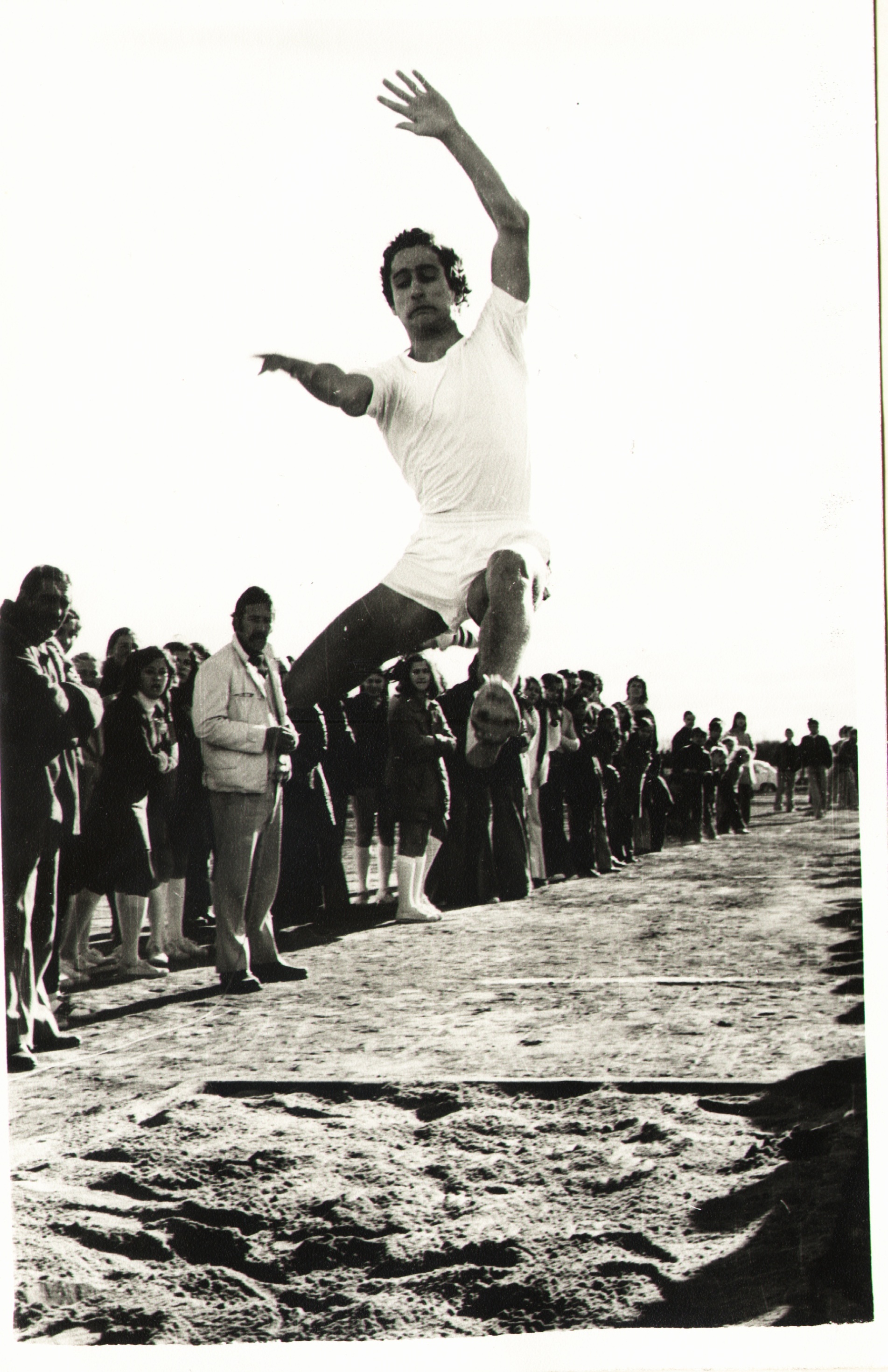 1974. Roberto Fernandez, gran atleta local.